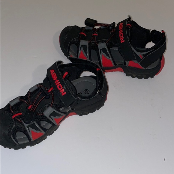 Black and Red Outdoor Sandals with Textured Sole - Picture 5 of 11